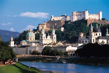 Wunderschöne Stadtansicht von Salzburg mit der Festung Hohensalzburg und dem Dom.