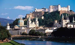 Wunderschöne Stadtansicht von Salzburg mit der Festung Hohensalzburg und dem Dom.