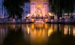 Blick zum nächtlich beleuchteten Residenzbrunnen in Salzburg