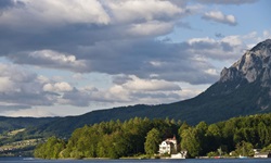 Blick über den Attersee in Österreich zu einem Berg