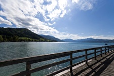 Der Attersee von einem hölzernen Steg aus fotografiert.