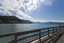 Blick von einem Holzsteg in Weyregg über den Attersee