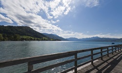 Blick von einem Holzsteg in Weyregg über den Attersee