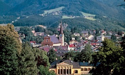 Blick auf die Kaiservilla und im Hintergrund die Kirche in Bad Ischl im Salzkammergut