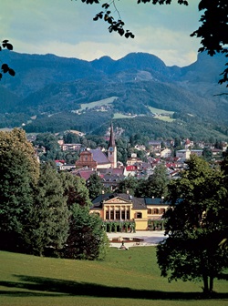 Blick auf die Kaiservilla und im Hintergrund die Kirche in Bad Ischl im Salzkammergut