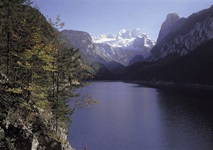 Die schneebedeckten Gipfel des Dachsteingebirges erheben sich über dem Hallstätter See.