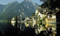 Blick auf Hallstatt und die evangelische Christuskirche im Salzkammergut