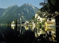 Die Uferpromenade von Hallstatt mit seiner von Bergen überragten Pfarrkirche Maria Himmelfahrt.