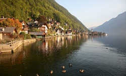 Blick über den Hallstätter See auf die Marktgemeinde Hallstadt im Salzkammergut