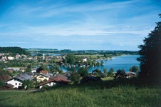 Blick über den Ort Mattsee und den gleichnamigen See, links die Stiftskirche, Mitte das Schloss Mattsee