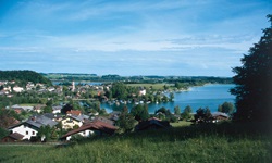 Blick über den Ort Mattsee und den gleichnamigen See, links die Stiftskirche, Mitte das Schloss Mattsee