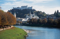 Blick über die Salzach zur Festung Hohensalzburg in Salzburg