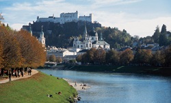 Blick über die Salzach zur Festung Hohensalzburg in Salzburg