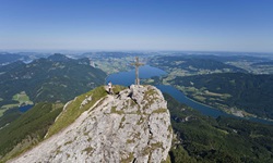 Blick auf den Gipfel mit Gipfelkreuz des Schafbergs bei St. Gilgen