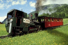Blick auf die bekannte Schafbergbahn - eine Dampflock im Salzkammergut