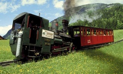 Blick auf die bekannte Schafbergbahn - eine Dampflock im Salzkammergut