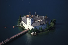 Luftbild des Seeschlosses Ort(h) im Traunsee mit Bootshaus auf der rechten Seite und dem Schiffsteg