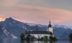 Ansicht auf das Wasserschloss Ort(h) im Traunsee