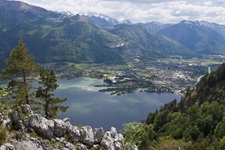 Traumhafter Panoramablick über den Traunsee und die ihn umgebende Bergwelt.