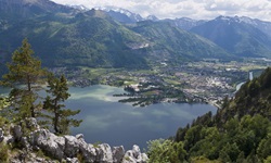 Traumhafter Panoramablick über den Traunsee und die ihn umgebende Bergwelt.