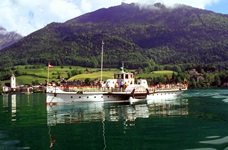 Ein Schaufelraddampfer auf dem Wolfgangsee.