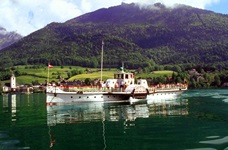 Blick auf ein Schiff mit Passagieren auf dem Wolfgangsee