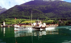 Blick auf ein Schiff mit Passagieren auf dem Wolfgangsee