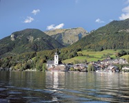 Die direkt am Ufer des Wolfgangsees gelegene Wallfahrtskirche St. Wolfgang im gleichnamigen Ort.