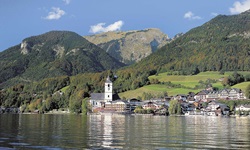 Blick über den Wolfgangsee nach St. Wolfgang mit der Pfarr- und Wallfahrtskirche und dem Hotel Weißen Rössel im Salzkammergut