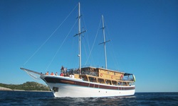 Außenansicht der Motoryacht San Snova.