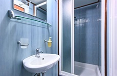 Zu jeder Gästekabine an Bord der San Snova gehört ein eigenes Bad mit Dusche, WC und Waschbecken.