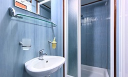 Zu jeder Gästekabine an Bord der San Snova gehört ein eigenes Bad mit Dusche, WC und Waschbecken.