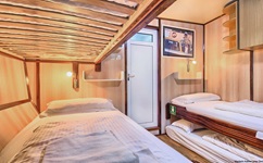 Eine 4-Bett-Kabine unter Deck der San Snova (mit einem Stockbett, einem weiteren ebenerdigen Einzelbett und einer zusätzlichen Matratze).