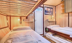 Eine 4-Bett-Kabine unter Deck an Bord der San Snova.