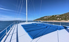 Blaue Liegematten auf dem Sonnendeck der San Snova laden zum Entspannen und Träumen ein.