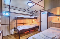 Eine 3-Bett-Kabine unter Deck der San Snova (mit einem Stockbett und einem weiteren, ebenerdigen Einzelbett).