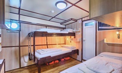 Eine 3-Bett-Kabine unter Deck der San Snova (mit einem Stockbett und einem weiteren ebenerdigen Einzelbett).
