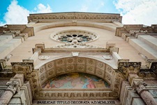 Die Fassade der Kirche Santa Maria Maggiore in Triest.