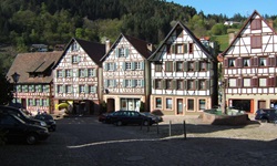 Der Schiltacher Marktplatz mit seinen wunderschönen Fachwerkhäusern.