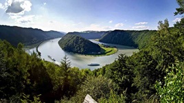 Die Schlögener Donauschlinge vom Aussichtspunkt Schlögener Donaublick aus gesehen.