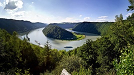 Die Schlögener Schlinge vom Aussichtspunkt Schlögener Donaublick aus betrachtet.