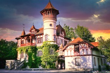 Schloss Herrsching am Ammersee im Abendlicht.