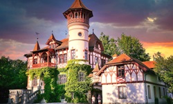 Schloss Herrsching am Ammersee im Abendlicht.
