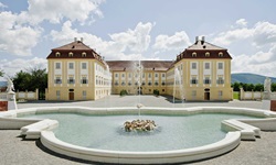 Der Ehrenhof des prächtigen Schlosses Hof, das als größtes der insgesamt 6 Marchfeldschlösser gilt.