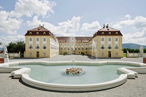 Blick auf den imposanten Springbrungen und das eindrucksvolle Schloss Hof in Engelhartstetten entlang des Donauradwegs