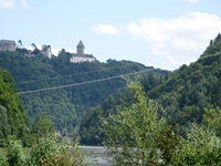 Schloss Neuhaus erhebt sich über dem Donauufer im österreichischen Mühlviertel.
