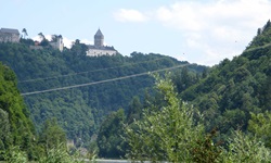 Schloss Neuhaus erhebt sich über dem Donauufer im österreichischen Mühlviertel.