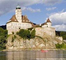 Blick über die Donau zum Schloss Schönbühel bei Melk