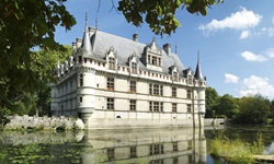 Blick auf das Wasserschloss Azay-le-Rideau