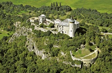 Luftbild des prachtvollen Schlosses in Kuneticka Hora